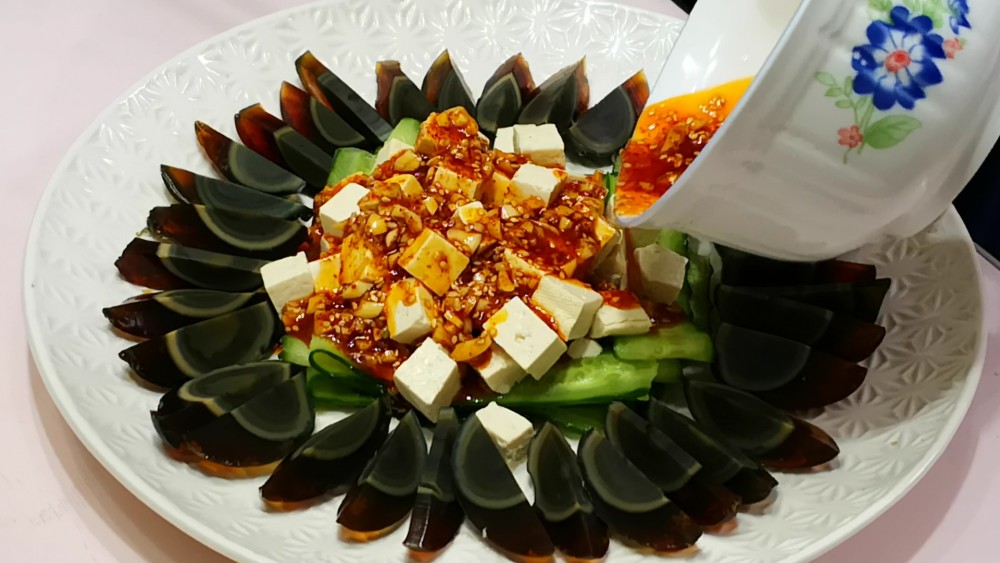 松花蛋拌豆腐,料汁这样调才最美味,用料简单,吃