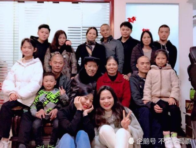 网友晒春节全家福,感叹:聚齐一张全家福很难,家乡四季