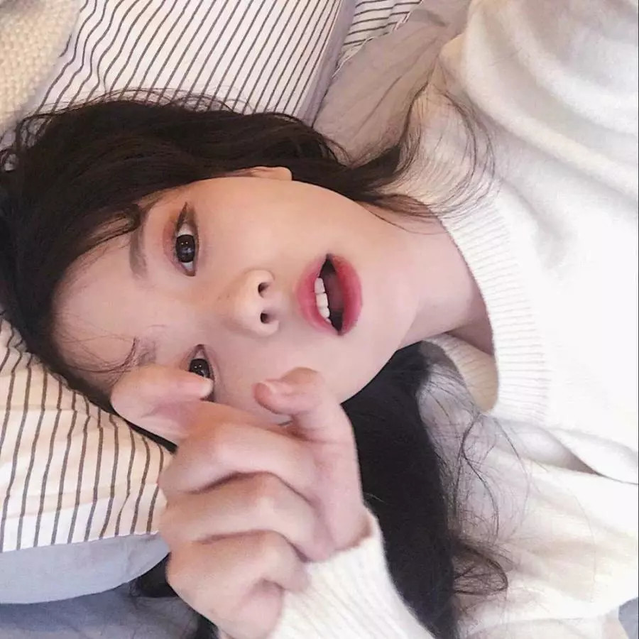那这张图片上边的女生就是比较的可爱的了,她的穿着也是很有青春的
