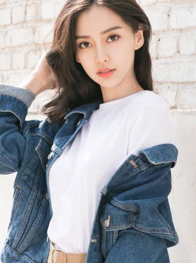 婚后的杨颖一直以来都自带年轻的风采,走着清新和年轻的路线.