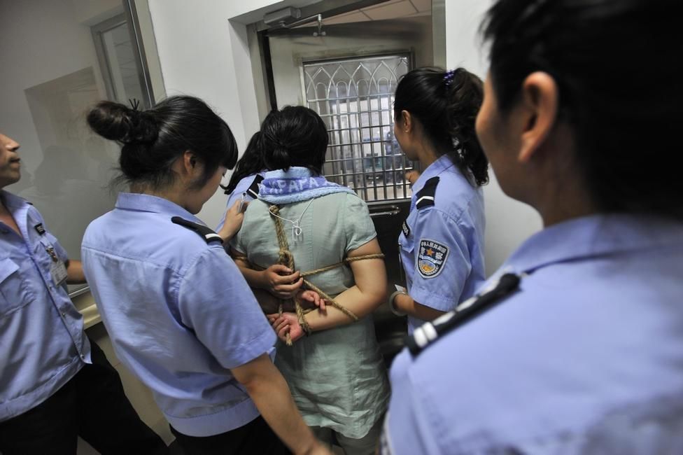 死刑犯在执行时刻拼命反抗,该怎么办?亲身经历的法警告诉你答