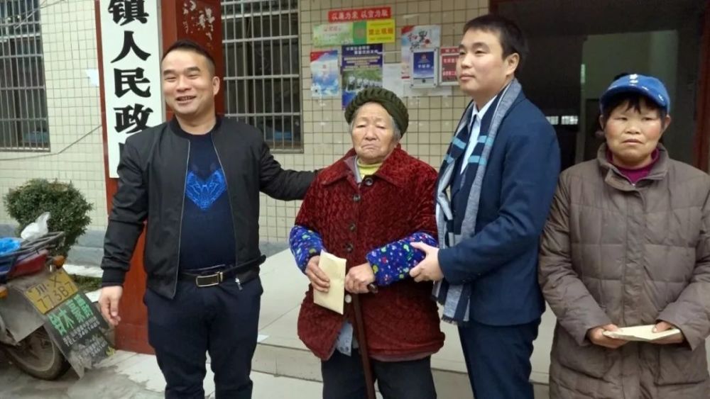 爱心人士一行在县工商联领导的陪同下,首先来到坛同镇进行新春慰问