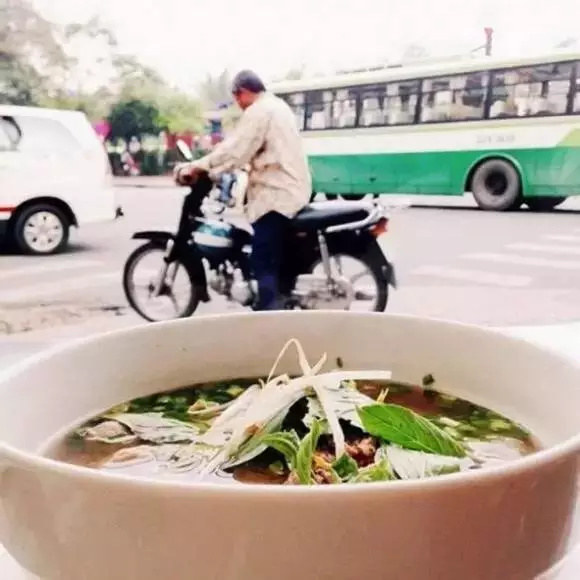 这位姑娘吃遍整个世界 用美食诱惑了十万粉丝 