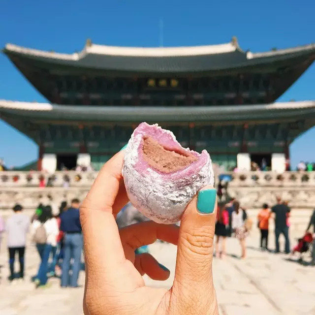 这位姑娘吃遍整个世界 用美食诱惑了十万粉丝 