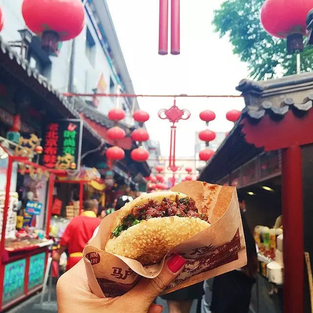 这位姑娘吃遍整个世界 用美食诱惑了十万粉丝 