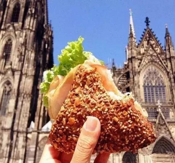 这位姑娘吃遍整个世界 用美食诱惑了十万粉丝 