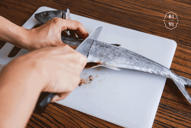 沿着鱼骨横向对切,一共横切两刀,取下两片鱼肉.