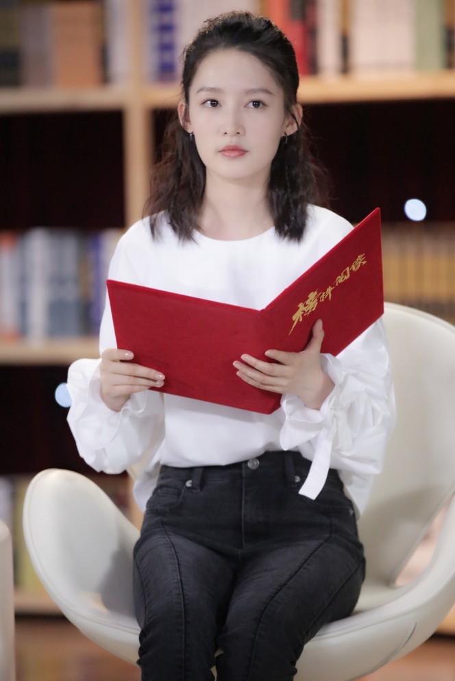 李沁真不简单,"淑女坐"显乖巧气质,翘"二郎腿"也美得脱俗!