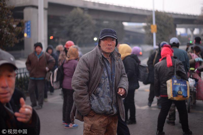 新年首个工作日,不少农民工只能在路边苦等一天.