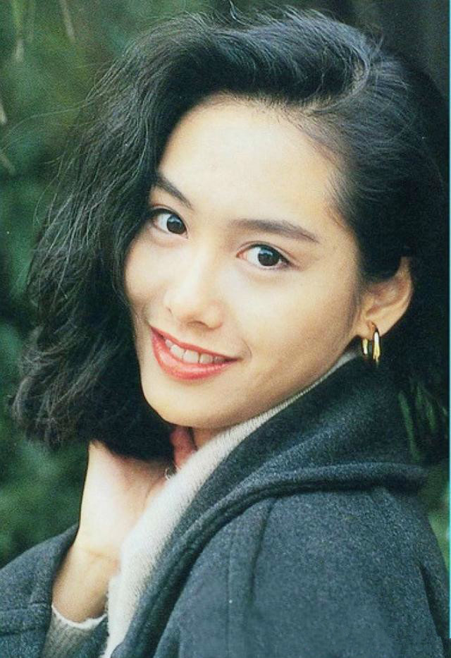 首部电视剧《都市的童话》中,朱茵饰演活泼跳脱的邻家女孩丁当