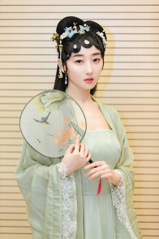 蒋梦婕再次出演林黛玉,一身浅绿色长裙好优雅,容颜精致好美艳