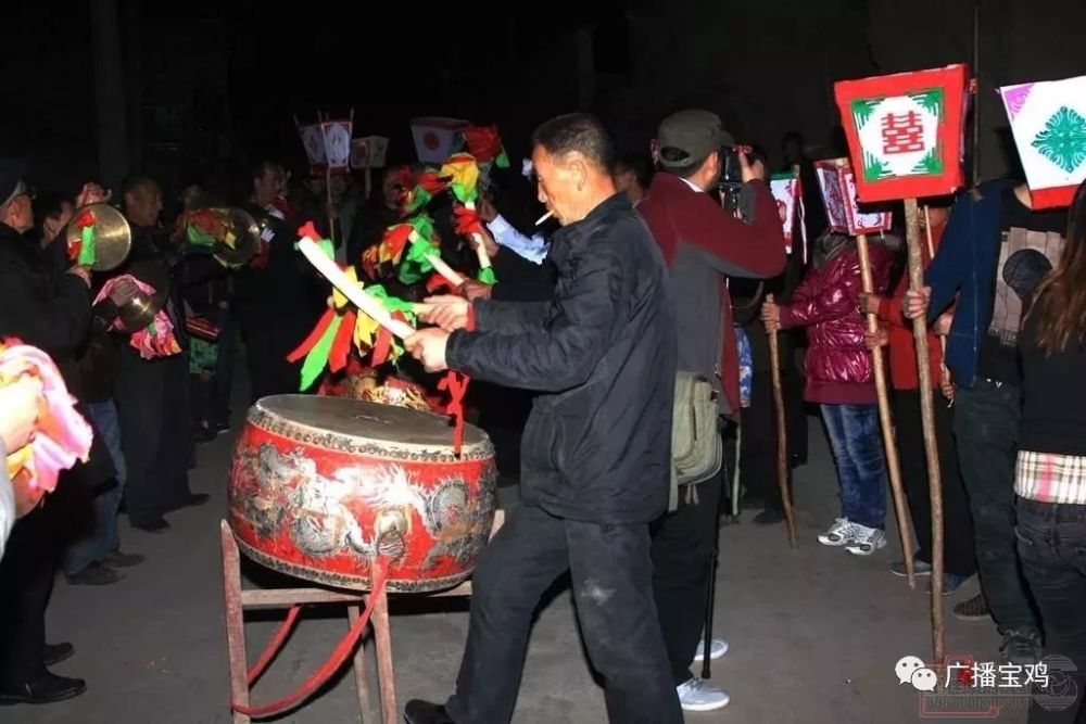 家家户户就会拿起排灯,傍晚时分在村大队部集合,敲锣打鼓,向女登庙进