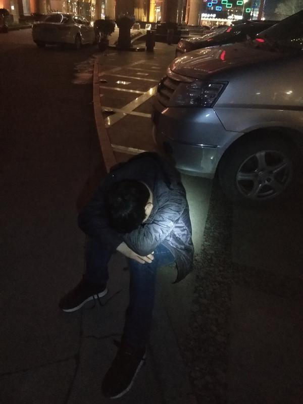 寒夜里,郑州一男子喝醉酒直接坐路边睡着