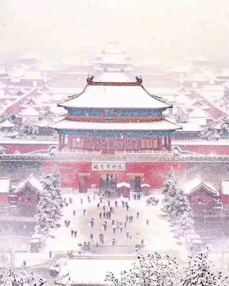 今儿北京下雪了,小伙伴们最想去的地方莫过于故宫.