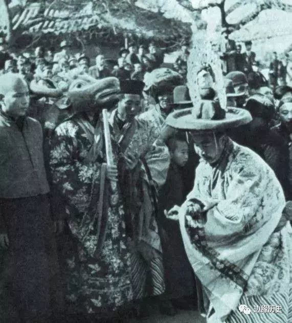 1938年春节,北京雍和宫前参加表演的鬼面僧人.