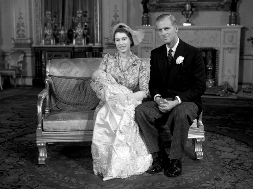 英国王室新老照片对比:岁月在白金汉宫剥落,看见萨拉公主小时候