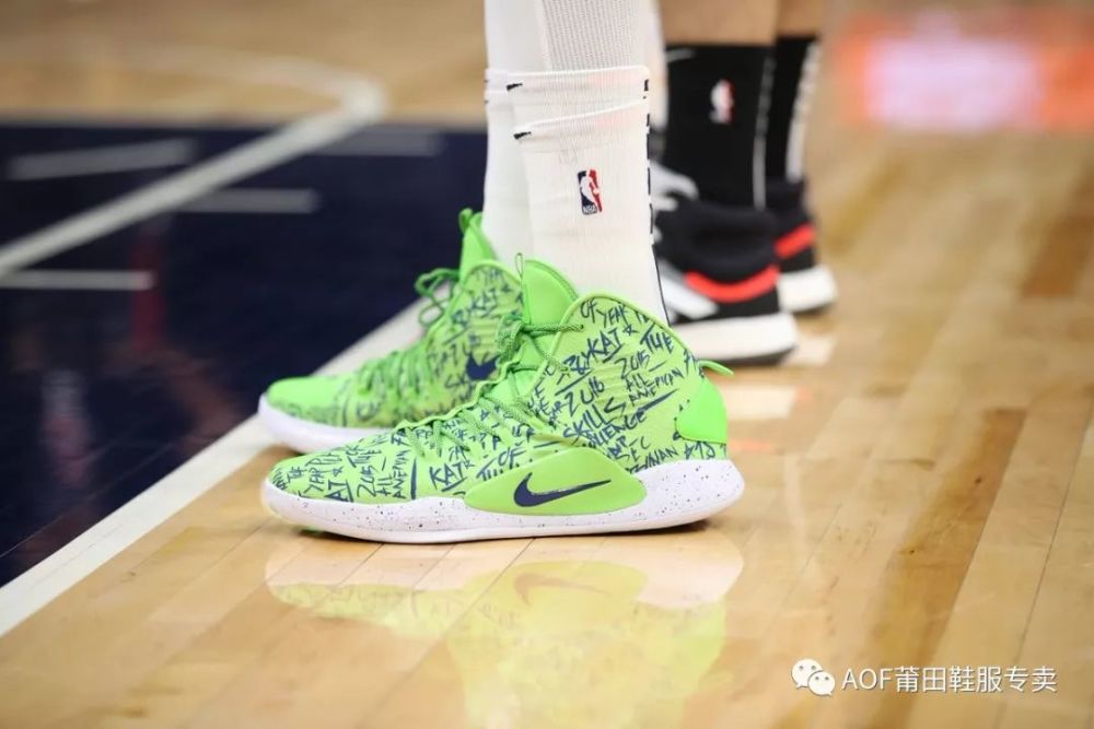 12日nba球鞋上脚一览:塔克上脚黄龙虾欧文4 伦纳德上脚aj32献绝杀