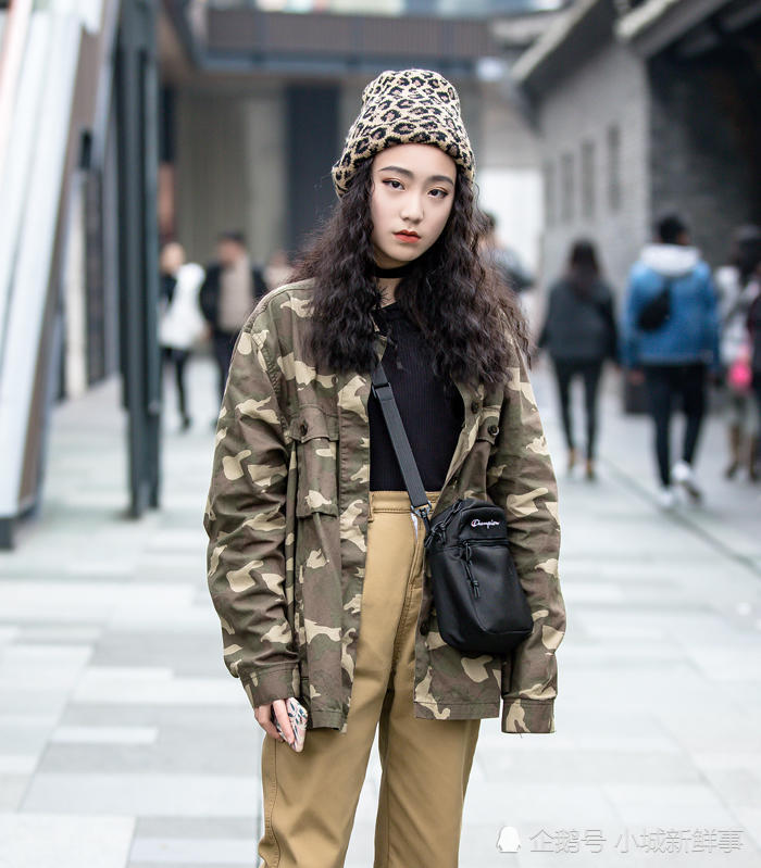 街拍 穿迷彩外套的女子 个个身姿曼妙 彰显迷人气质 看点快报