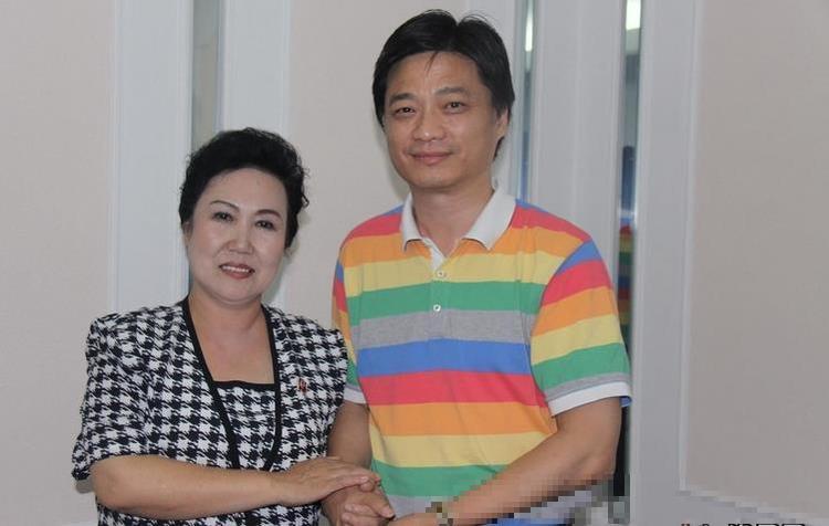 崔永元全家近照,神秘妻子从不提至今无人知,女儿乖巧懂事有才华