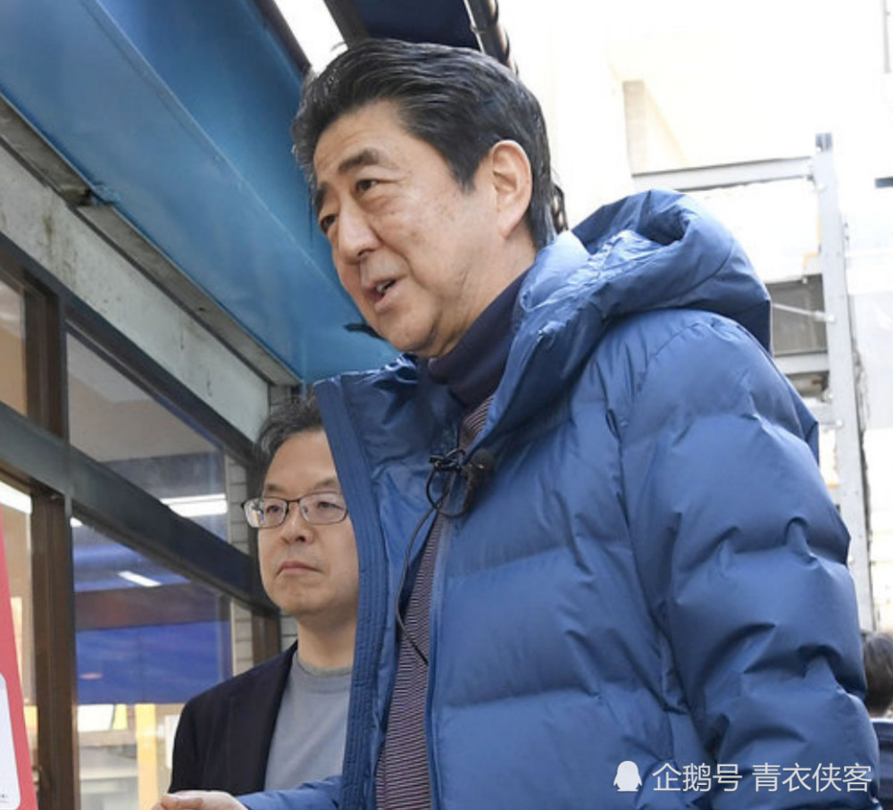 日本首相安倍晋三现身超市购物,安倍亲自购物排队买单
