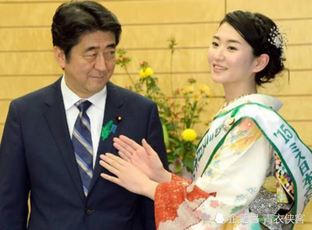 日本首相安倍晋三现身超市购物,安倍亲自购物排队买单