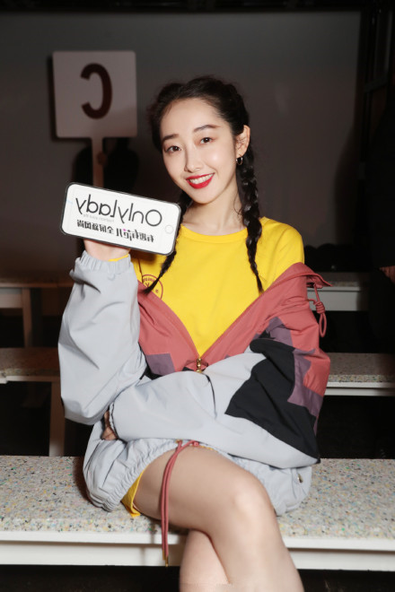阚清子蒋梦婕时装周上同台,同走运动风,发型不同,谁更