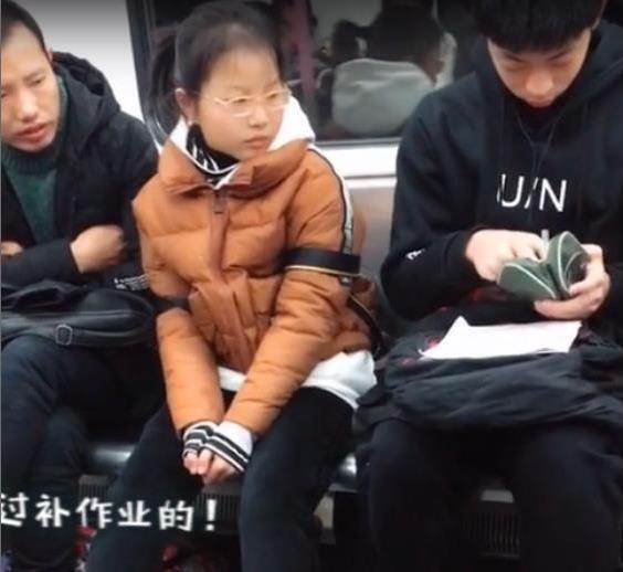马上就开学了,这些补作业的姿势赶紧学起来,电动车都是一张桌子