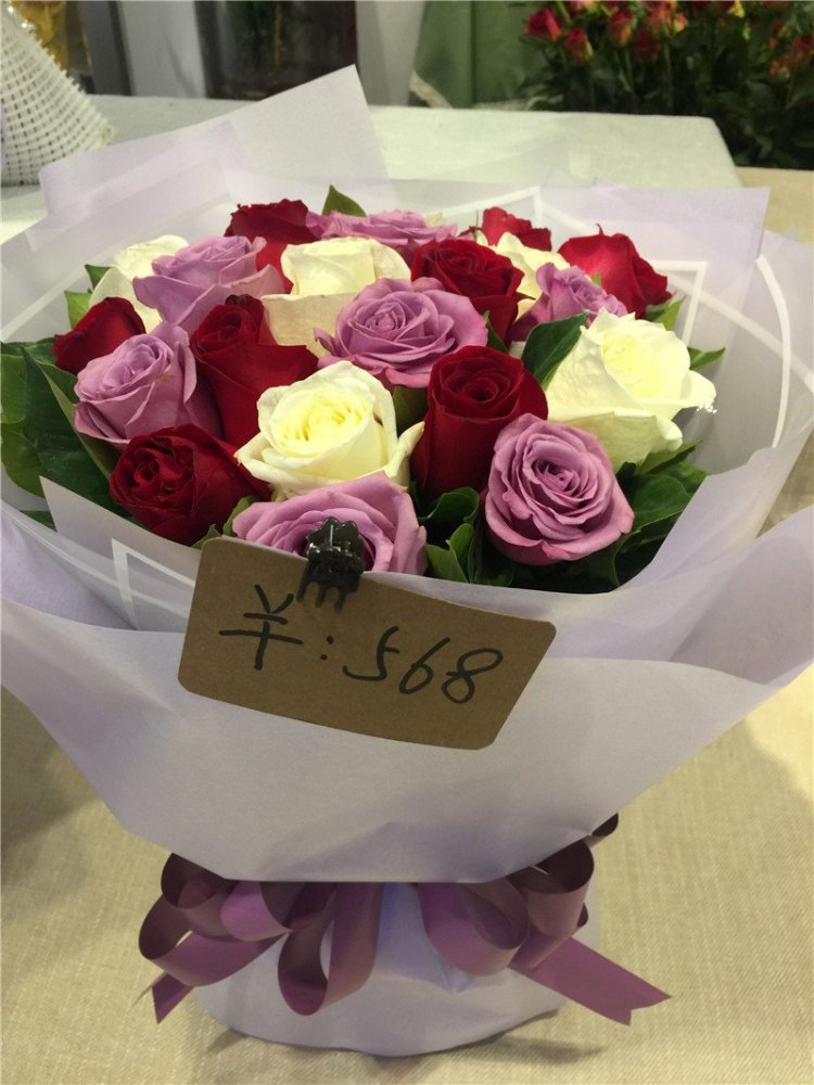 情人节玫瑰花价格飞涨,动辄几百元,女网友表示不如送红包