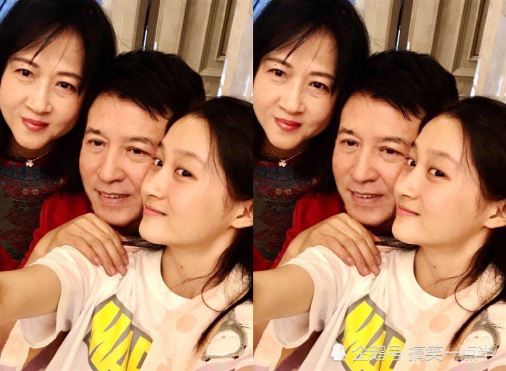 关晓彤素颜出镜拍全家福,皮肤好到发光,看到图四羡慕彤妈!