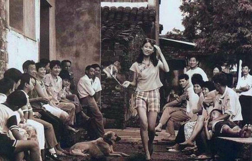80年代老照片:穿着时尚的美女被围观,卖冰棍的场景看不到了