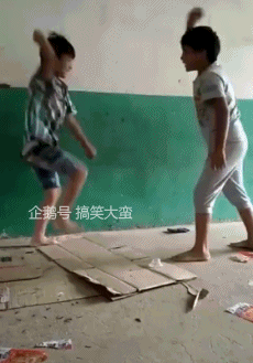 精彩文章   搞笑gif趣图:妹子心里苦啊!被人当灯泡,还没法儿离开!