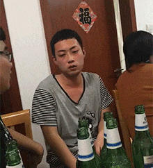 爆笑gif:伴娘把新娘鞋藏这,你让新郎如何是好啊