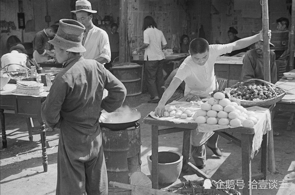 1933年北京的小吃摊,图片里的是窝窝头吧