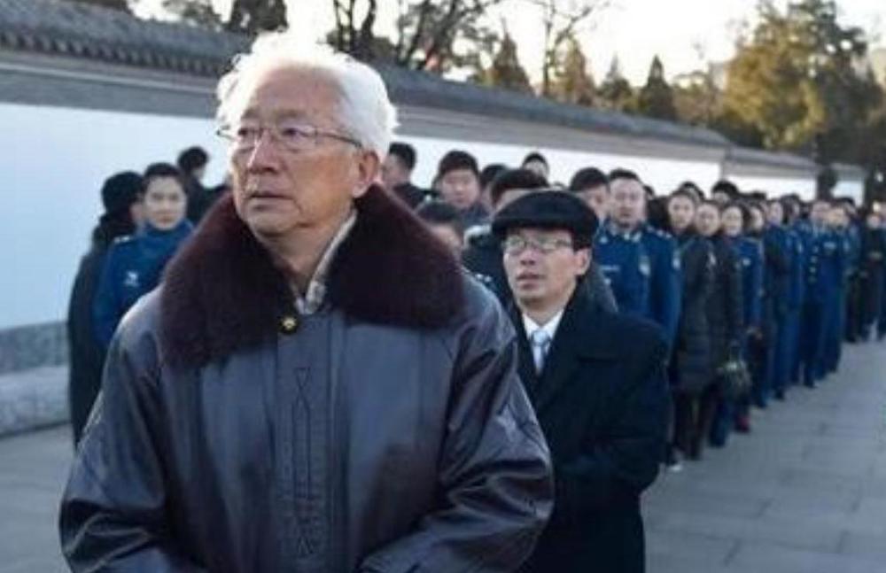 79岁李双江近照,头发花白显苍老,两个儿子却过着两种生活!