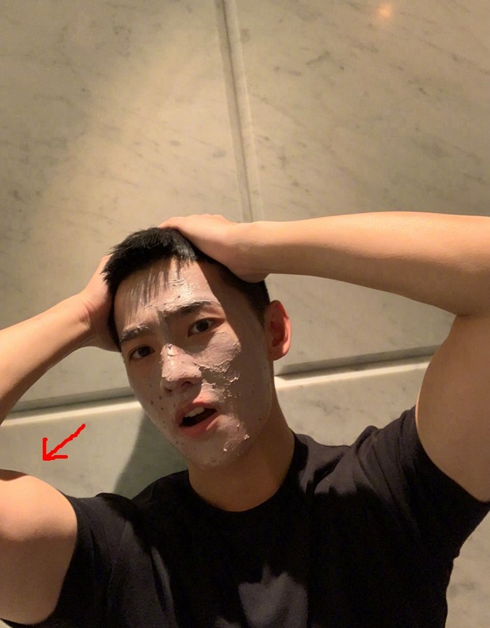 杨洋罕见晒自拍,素颜出镜仍旧帅气,手臂肌肉很吸引人