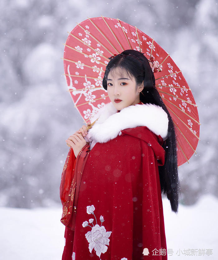 白雪下的红衣小姐姐,把雪后美景演绎的淋漓尽致!