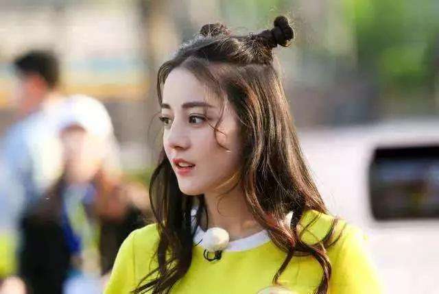 迪丽热巴亲妹妹罕见露面,颜值逆天不输热巴,网友:可以