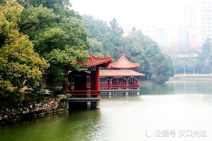 枝江:细雨中 游五柳公园 碧水拱桥 亭阁影映 风景如画