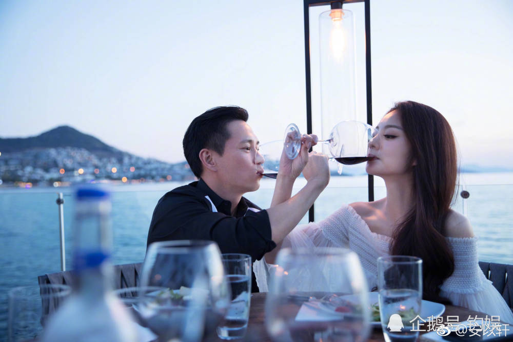 还有喝交杯酒这种甜蜜情节,两人享受着美丽的风景,沉浸在甜蜜之中,真