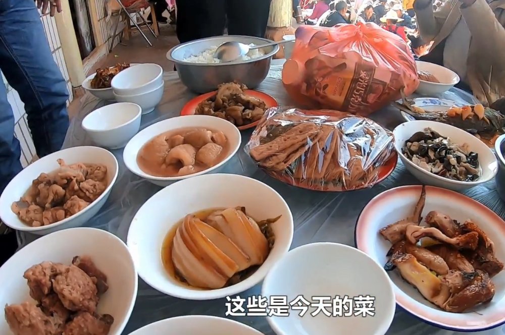 实拍云南农村酒席,满桌好酒好菜大家都不争不抢,就喜欢这种氛围