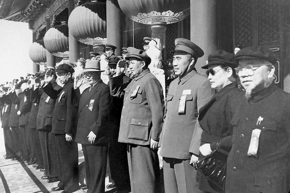 1949年新中国第一次大阅兵,看完解放军的武器,流下热泪