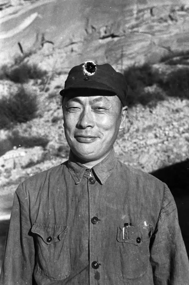 时任八路军总司令的朱德和美国记者的合影.
