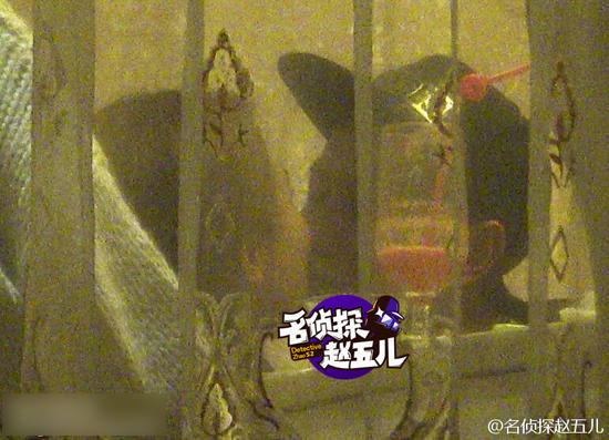 杨紫秦俊杰恋情曝光 当众亲吻好甜蜜