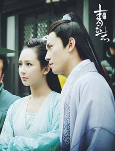 杨紫秦俊杰恋情曝光 当众亲吻好甜蜜