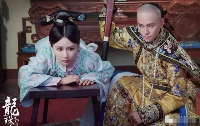 杨紫秦俊杰恋情曝光 当众亲吻好甜蜜