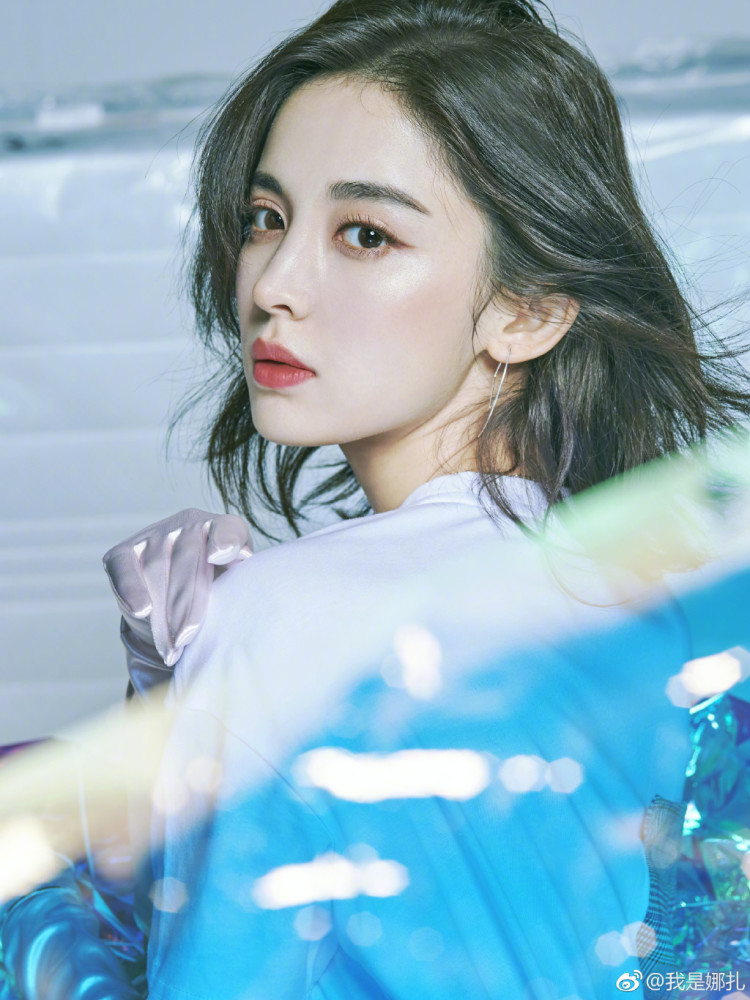 古力娜扎口罩遮面,低调现身央视元宵晚会彩排