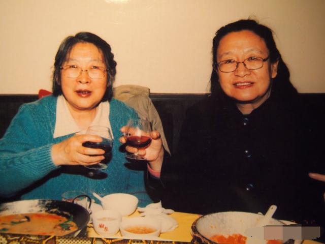李敏李讷从少年到晚年的珍贵照片,姐妹俩手足情深,晚年生活低调