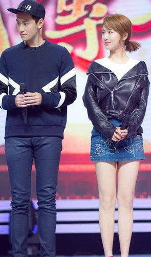 杨紫秦俊杰恋情曝光 当众亲吻好甜蜜