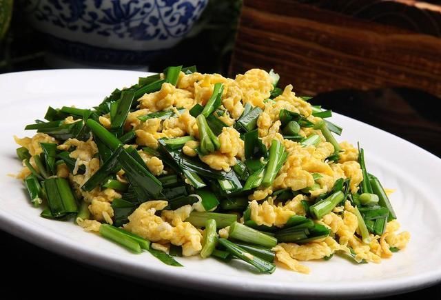 韭菜炒鸡蛋是最常见的家常菜,常吃对身体有什么好处?