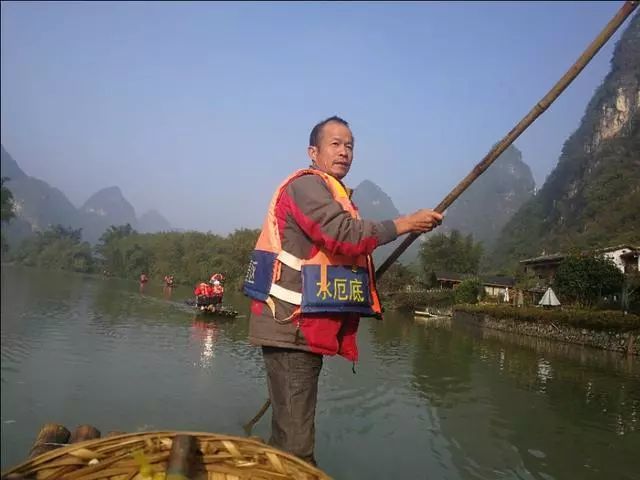 阳朔江上撑船人